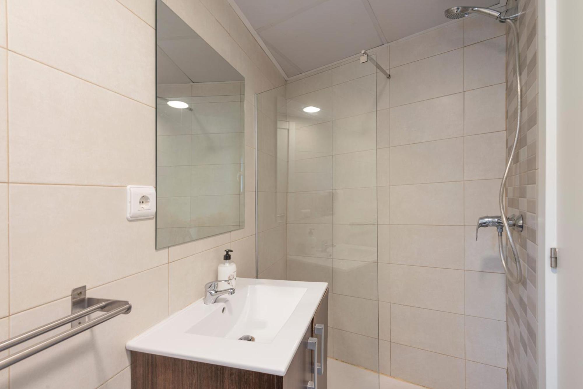 Beetroot, Jedes Zimmer Verfuegt Ueber Smart Tv , Eigenes Bad Mit Regendusche Und Balkon Llucmajor  Ngoại thất bức ảnh